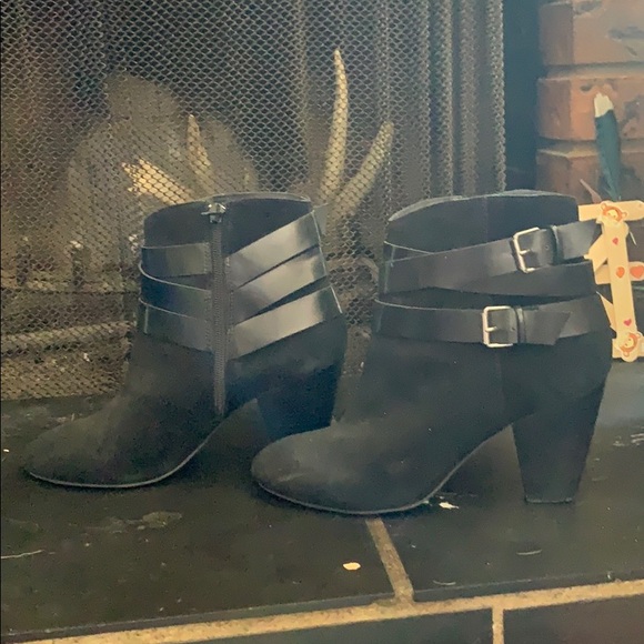 Le Chateau black booties: size 39 (size 9 woman’s) - Picture 2 of 6